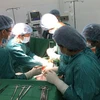 Bác sỹ Trung tâm y tế huyện Nhơn Trạch tiến hành phẫu thuật cứu sống cho bệnh nhân. (Ảnh: TTXVN/Vietnam+)