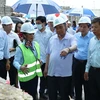 Thủ tướng Nguyễn Xuân Phúc thăm dự án Nhà máy phân loại xử lý rác thải, sản xuất biogas và phân bón khoáng hữu cơ của Công ty trách nhiệm hữu hạn phát triển dự án Việt Nam. (Ảnh: Thống Nhất/TTXVN)