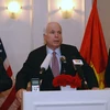 Ảnh tư liệu: Thượng nghị sỹ John McCain trong cuộc họp báo tại Hà Nội nhân chuyến thăm Việt Nam ngày 19/1/2012. (Nguồn: AFP/TTXVN)
