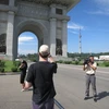 Khách du lịch chụp ảnh ở thủ đo Bình Nhưỡng, Triều Tiên. (Nguồn: CNN)