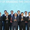 Thủ tướng Nguyễn Xuân Phúc và các vị lãnh đạo chụp ảnh chung với các nhà đầu tư vào tỉnh Quảng Bình. (Ảnh: Thống Nhất/TTXVN