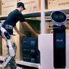 CLOi SuitBot, một bộ khung xương ngoài robot có thể giúp công nhân nâng và di chuyển vật nặng một cách dễ dàng. (Nguồn: LG Newsroom)
