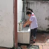 Học sinh trường Tiểu học Lê Hồng Phong, thành phố Ninh Bình (tỉnh Ninh Bình) phải sử dụng nhà vệ sinh xuống cấp. (Ảnh: Hải Yến/TTXVN)