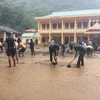 Hàng trăm người dầm mưa để kịp thời khắc phục hậu quả mưa lũ tại trường tiểu học Tà Hộc, huyện Mai Sơn. (Ảnh: Hữu Quyết/TTXVN)