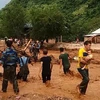 Bộ đội, công an tăng cường xuống địa bàn giúp bà con huyện Mường Lát khắc phục thiệt hại do mưa lũ gây ra. (Nguồn: TTXVN phát)