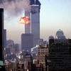 Trung tâm thương mại thế giới bốc cháy trong vụ khủng bố tại New York, Mỹ ngày 11/9/2001. (Nguồn: AFP/TTXVN )