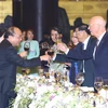Thủ tướng Nguyễn Xuân Phúc và Phu nhân với các đại biểu dự dạ hội. (Ảnh: Thống Nhất/TTXVN)