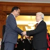 Tổng Bí thư Nguyễn Phú Trọng tiễn Tổng thống Cộng hòa Indonesia Joko Widodo. (Ảnh: Trí Dũng/TTXVN)