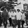 Thủ tướng Phạm Văn Đồng và lãnh tụ Fidel Castro, Bí thư thứ nhất Ban Chấp hành Trung ương Đảng Cộng sản Cuba, Thủ tướng Chính phủ Cách mạng Cuba thăm thị trấn Đông Hà (Quảng Trị) bị chiến tranh phá hủy, đang được khôi phục lại (tháng 9/1973). (Nguồn: TTXV