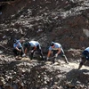 Lực lượng cảnh sát tìm kiếm các thợ mỏ bị mất tích do lở đất bởi siêu bão Mangkhut ở Itogon, Benguet, Philippines. (Nguồn: Reuters)