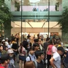 Đám đông người mua hàng bên ngoài cửa hàng bán lẻ của Apple ở Singapore. (Nguồn: straitstimes)