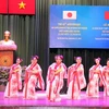 Biểu diễn điệu múa truyền thống Nhật Bản tại buổi lễ. (Ảnh: Xuân Khu/TTXVN)