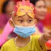 Một bệnh nhi mắc bệnh hiểm nghèo ở Bệnh viện Bạch Mai vui Trung Thu. (Ảnh: Thành Đạt/TTXVN)
