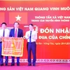 Ông Nguyễn Đức Lợi, Ủy viên Trung ương Đảng, Tổng Giám đốc Thông tấn xã Việt Nam trao Cờ Thi đua của Chính phủ cho Truyền hình Thông tấn. (Nguồn: Vnews)