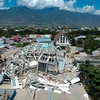 Một tòa nhà bị đổ sập sau trận động đất kèm theo sóng thần ở Sulawesi, Indonesia ngày 30/9/2018. (Nguồn: AFP/TTXVN)