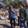 Tổng thống Indonesia Joko Widodo (thứ 2, phải) thăm thành phố Palu thuộc đảo Sulawesi, nơi hứng chịu trận động đất kèm theo sóng thần, ngày 30/9/2018. (Nguồn: AFP/TTXVN)