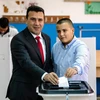 Thủ tướng Macedonia Zoran Zaev (trái) và con trai Dushko bỏ phiếu trong cuộc trưng cầu ý dân về đổi tên nước tại Strumica ngày 30/9/2018. (Nguồn: AFP/TTXVN)