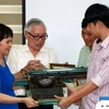 Tiếp nhận máy đánh chữ cổ từ những năm 1960 của nhà báo Quảng Ninh. (Ảnh: Văn Đức/TTXVN)