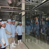Các đại biểu tham quan nhà máy xử lý nước công nghệ cao. (Ảnh: Huỳnh Sử/TTXVN)