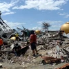 Nhân viên cứu hộ tìm kiếm nạn nhân sau trận động đất ở Palu, Indonesia. (Nguồn: THX/TTXVN)