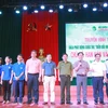 Ban Tổ chức cùng các vị đại biểu và các bạn sinh viên trường Đại học Vinh phát động cuộc thi “Biến đổi khí hậu với cuộc sống.” (Nguồn: Vietnam+)
