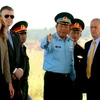 Hình ảnh Bộ trưởng Quốc phòng Hoa Kỳ thăm sân bay Biên Hòa 
