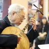Lão nghệ nhân dân gian Hoàng Trọng Kha, 96 tuổi, đàn và hát văn tại Chương trình trải nghiệm: “Hát văn thi-Một thời vang bóng.” (Ảnh: Anh Tuấn/TTXVN)
