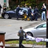 Cảnh sát và nhân viên y tế Mỹ được triển khai tại hiện trường vụ nổ súng ở Đồi Squirrel, thành phố Pittsburgh thuộc bang Pennsylvania, Mỹ ngày 27/10. (Nguồn: AP/TTXVN)
