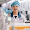 Công nhân trong một nhà máy lắp ráp gia công iPhone ở Trung Quốc. (Nguồn: macrumors)
