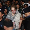 Ảnh tư liệu: Cựu Thủ tướng Khaleda Zia (giữa) được đưa tới bệnh viện ở Dhaka để kiểm tra sức khỏe ngày 7/4/2018. (Nguồn: AFP/TTXVN)