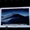 CEO Apple Tim Cook giới thiệu về mấu máy tính MacBook Air mới. (Nguồn: Reuters)