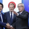 Thủ tướng Nhật Bản Shinzo Abe và Chủ tịch Ủy ban châu ÂU (EC) Jean-Claude Juncker (phải) và Chủ tịch Hội đồng châu Âu Donald Tusk tại lễ ký FTA Nhật Bản-EU. (Nguồn: Reuters)