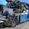 Xe buýt đâm xe tải trên đường cao tốc, 57 người thương vong