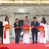 Chủ tịch Ủy ban Nhân dân thành phố Hà Nội và Đại sứ Italy tại Việt Nam cắt băng khai mạc hội chợ văn hóa. (Ảnh: Đinh Thuận/TTXVN)