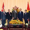 Ông Nguyễn Thiện Nhân, Ủy viên Bộ Chính trị, Bí thư Thành ủy Thành phố Hồ Chí Minh (thứ 4 từ phải sang), Chủ tịch Cuba Miguel Mario Díaz-Canel Bermúdez với các đại biểu. (Ảnh: Xuân Khu/TTXVN)