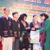 Phó Chủ tịch Thường trực Quốc hội Tòng Thị Phóng tặng quà cho các gia đình tiêu biểu tại xã Ba Vì, huyện Ba Vì, Hà Nội. (Ảnh: Phương Hoa/TTXVN)