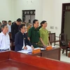 Ông Nguyễn Văn Dũng cùng người đại diện ủy quyền và các luật sư tham gia phiên tòa.