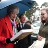 Thủ tướng Anh Theresa May gặp gỡ người dân ở Builth Wells, xứ Wales. (Nguồn: Reuters)