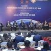Các diễn giả tham dự tọa đàm với nội dung "Chặng đường tiếp theo của ASEAN sau 50 năm tồn tại: Các cơ hội và thách thức đặt ra." (Ảnh: Lâm Khánh/TTXVN)