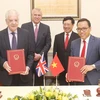 Phó Thủ tướng, Bộ trưởng Bộ Ngoại giao Phạm Bình Minh và Hoàng tử Vương quốc Anh Andrew chứng kiến Lễ ký Bản ghi nhớ hợp tác giữa Cục Ngoại vụ và Hiệp hội doanh nghiệp Anh tại Việt Nam. (Ảnh: Lâm Khánh/TTXVN)