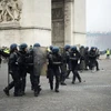 Cảnh sát chống bạo động Pháp trấn áp người biểu tình Áo vàng ở trung tâm thủ đô Paris. (Nguồn: AFP)