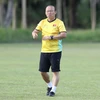 Huấn luyện viên tuyển Việt Nam Park Hang Seo trên sân tập. (Ảnh: Hoàng Linh/TTXVN)