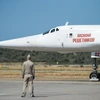 Máy bay ném bom TU-160 hạ cánh xuống sân bay quốc tế của Caracas, ngày 10/12. (Nguồn: AFP)