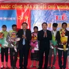 Quang cảnh lễ trao Quyết định của Chủ tịch nước cho nhập Quốc địch Việt Nam đối với 119 người Lào đang sinh sống tại xã A Dơi. (Ảnh: Trịnh Bang Nhiệm/TTXVN)