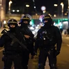 Cảnh sát Pháp phong tỏa tuyến đường gần khu vực nghi phạm Cherif Chekatt bị tiêu diệt trong chiến dịch truy lùng của lực lượng an ninh ở Neudorf thuộc Strasbourg tối 13/12/2018. (Nguồn: AFP/TTXVN)