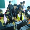 Học sinh trường Phổ thông dân tộc bán trú Tiểu học và Trung học cơ sở Ba Trang thích thú với giờ học vi tính. (Ảnh: Phước Ngọc/TTXVN)