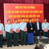 Phó Chủ tịch Thường trực Quốc hội Tòng Thị Phóng tặng quà cho cán bộ, chiến sỹ Sư đoàn Không quân 372. (Ảnh: Trần Lê Lâm/TTXVN)