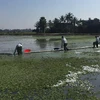 Trung tâm Ứng phó sự cố an toàn môi trường Việt Nam SOS sẽ dùng phao quây kết hợp với giấy thấm dầu, chất thấm dầu phân hủy sinh học để tiến hành thu ghom thu gom, làm sạch. (Ảnh: Hoa Mai/TTXVN)