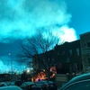 Ánh sáng màu xanh bạc khác thường xuất hiện sau vụ nổ gây hỏa hoạn nhà máy điện Con Edison ở khu vực Queens, thuộc thành phố New York . (Nguồn: nbcnewyork.com)