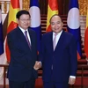 Thủ tướng Nguyễn Xuân Phúc tiếp song phương Thủ tướng Lào Thongloun Sisoulith nhân dịp sang Việt Nam dự Hội nghị Diễn đàn Kinh tế thế giới (WEF) về ASEAN 2018. (Ảnh: Thống Nhất/TTXVN)